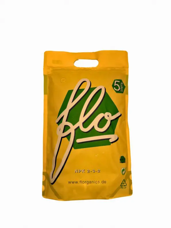 Florganics FLO All-in-One Dünger von FARMBROS® – Verpackung 5L oder 25L auf Erde liegend, symbolisiert nachhaltige Pflanzenpflege
